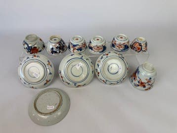 Een groep Imari-stijl porseleinen kopjes en schotels (7