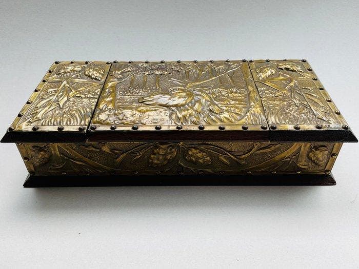 Getekend, maar onleesbaar - Doos - Eik - Bostafereel hert en, Antiquités & Art, Art | Objets design