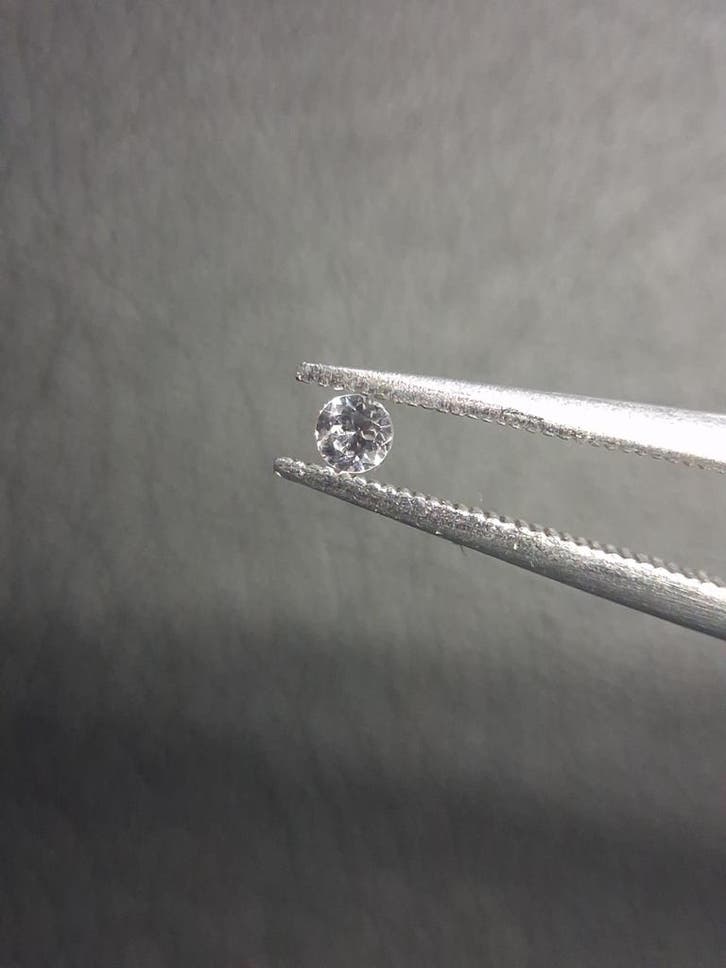 Natural White Sapphire - 0.048 ct -2 mm Round cut - heated -, Bijoux, Sacs & Beauté, Accessoires Autre, Envoi