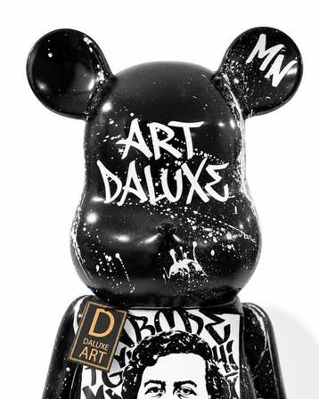 Daluxe Art - 1999 • XXL Pablo Escobar Teddybear – 80 cm, Antiek en Kunst, Kunst | Designobjecten
