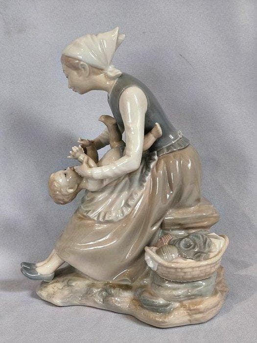 Nao by Lladró - Beeldje - Matka bawica si z dzieckiem -, Antiquités & Art, Antiquités | Verre & Cristal