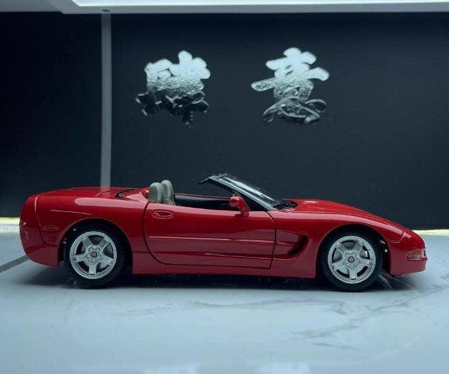 Bburago 1:18 - Modelauto - Chevrolet Corvette Convertible, Hobby en Vrije tijd, Modelauto's | 1:5 tot 1:12