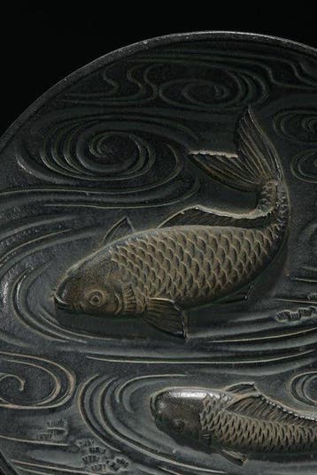 Bord - A Japanese bronze plate with two swimming carp -