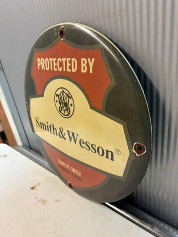 Smith & Wesson – rond emaille reclamebord – “Protected by” -