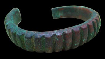 Viking periode bronzen armband Torq (dik en zwaar) met een