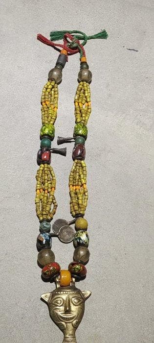 Ketting met een messinggezicht in Naga-stijl - Nepal (Zonder, Antiek en Kunst, Kunst | Niet-Westerse kunst