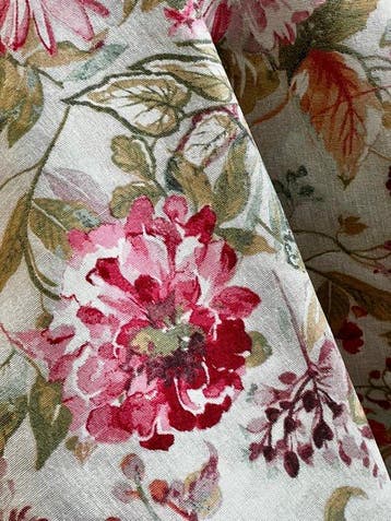 Dubbele breedte. Stof met bloemenprint voor decoratie en