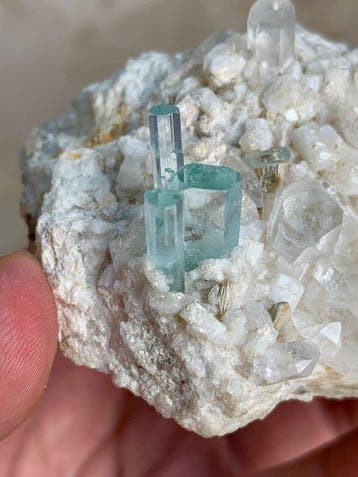 Laigue-marine se combine avec le quartz et le feldspath sur