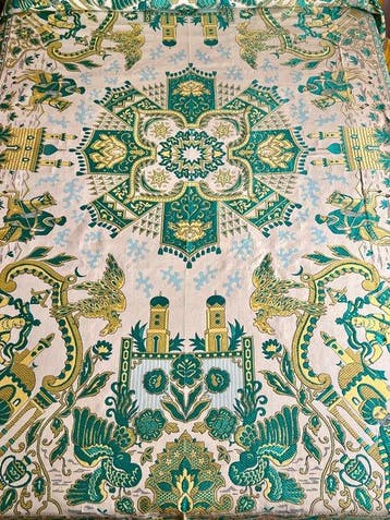 Geborduurde bedsprei met oosterse motieven en mythische