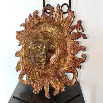 Abdoulaye Derme - sculptuur, Soleil anthropomorphe doré –
