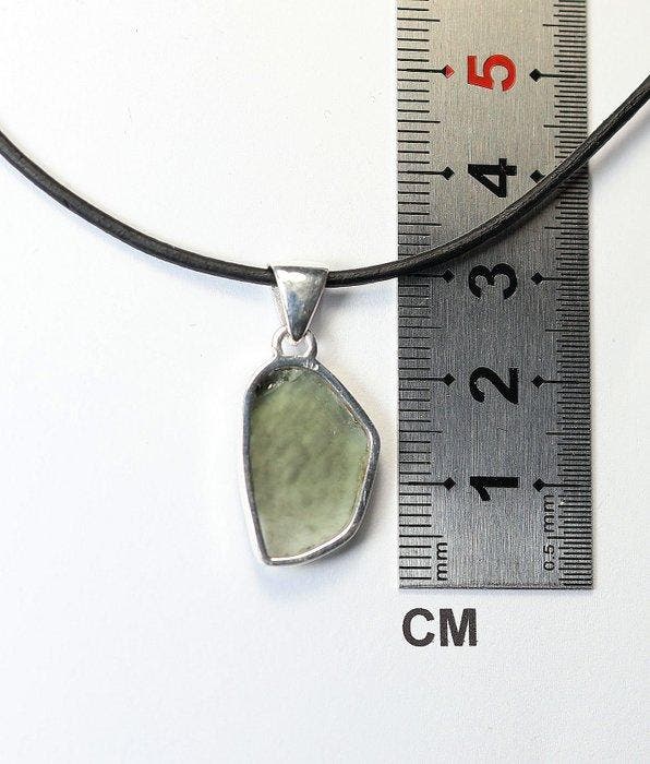 Moldaviet Hanger / nieuw - 2 g - (1), Verzamelen, Mineralen en Fossielen