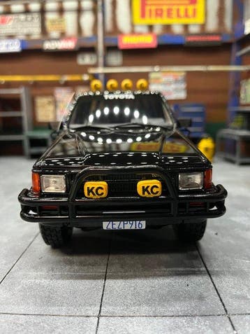 Otto Mobile 1:18 - Modelauto - Toyota Hilux SR5, Glossy