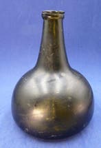 Post medieval glass Onion bottle - 172 mm