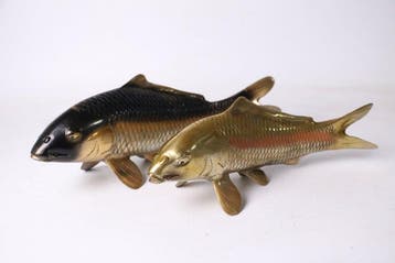 Zeldzaam bijpassend paar Japanse bronzen koi-karperbeelden —