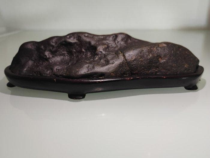 Stone - Natuurlijke Suiseki – Berglandschap met houten daiza, Antiek en Kunst, Antiek | Overige Antiek