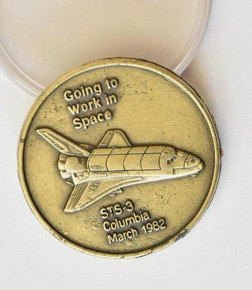 Une médaille transportée dans lespace, en métal spatial,