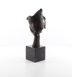 Figuur - A BRONZE SCULPTURE OF A FACE RESTING ON HAND PALM