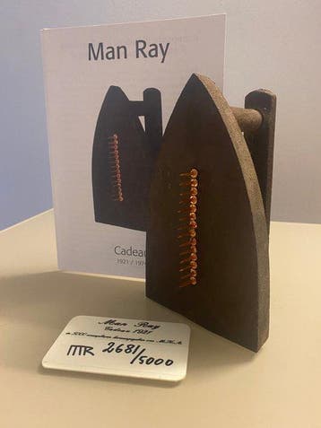 Man Ray (1890-1976) - sculptuur, Cadeau - 15 cm - IJzer -, Antiek en Kunst