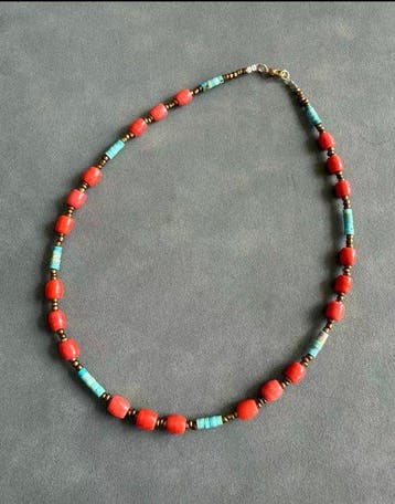 Ketting in vintage-stijl met rode en turquoise kralen
