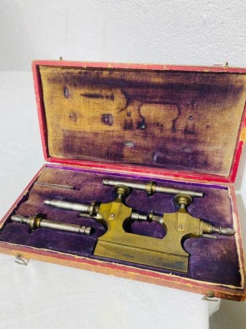 Tour à pivoter d’horloger de première qualité , horlogerie