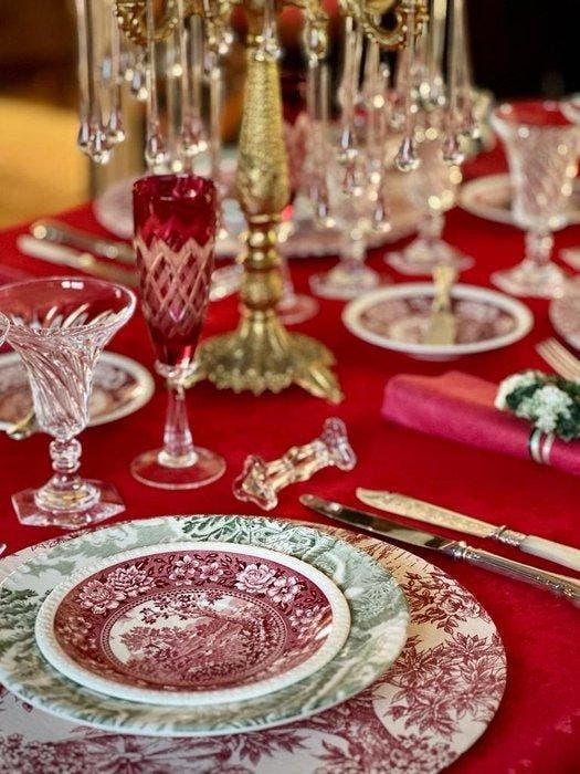 Tafelkleed voor grote tafels, in een elegante rode kleur. -, Antiek en Kunst, Curiosa en Brocante