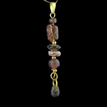 Oud-Romeins Pendant, met draadgewikkelde paarse glazen