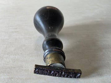 Niemiecki stempel imienny A. F. THOMSEN – drewno i mosidz,