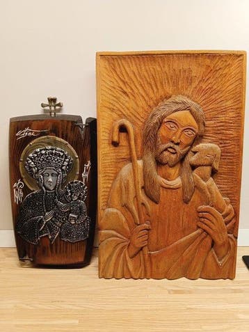 Twee verfijnde religieuze iconen in hout gesneden en metaal