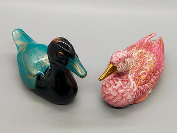 Zwei Porzellan - Holz Entenfiguren – Handbemalte Asiatische