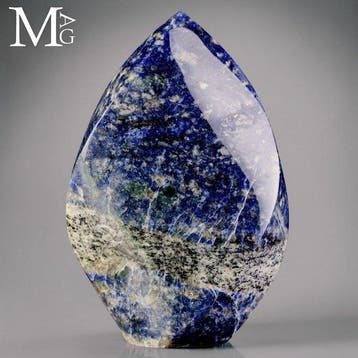 Handgesneden sodalietvlam – Diepblauwe natuursteen sculptuur