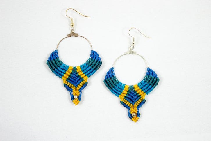 Macramé Oorhangers - Blauw/Geel - Handgemaakt van Duurzaa.., Handtassen en Accessoires, Oorbellen, Nieuw, Ophalen of Verzenden