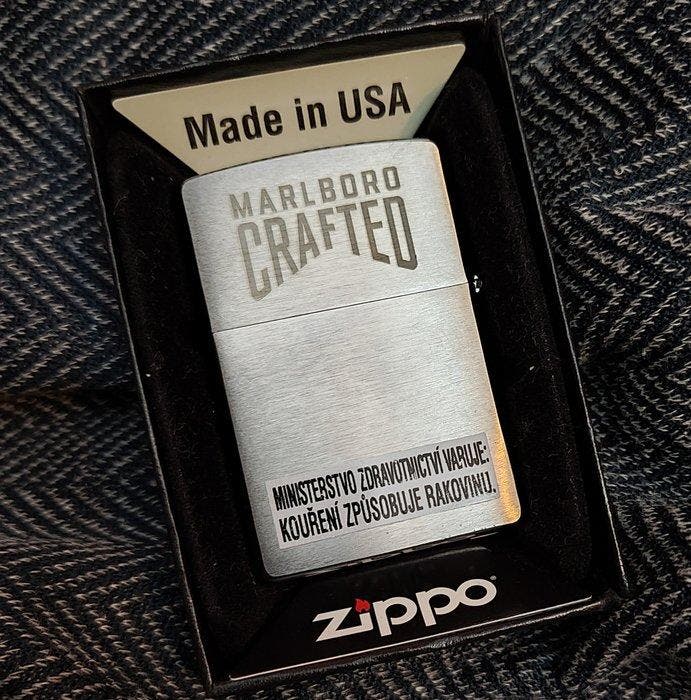 Zippo - Marlboro Crafted - 2022 - Zonder minimumprijs -, Verzamelen, Rookartikelen, Aanstekers en Luciferdoosjes