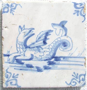 Tegel - Zeewezentegel met een Zeedraak. - 1700-1750, Antiek en Kunst