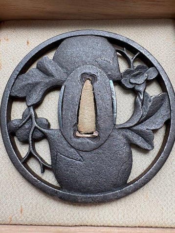 Opengewerkte tsuba met ijzeren ondergrond en