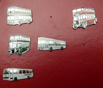 Draagspeld Vintage Verzameling van 40 Emaille Bus Pins
