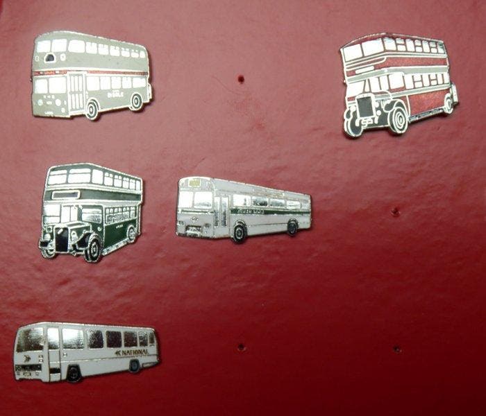 Draagspeld Vintage Verzameling van 40 Emaille Bus Pins, Antiquités & Art, Antiquités | Jouets