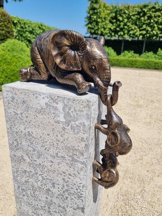 Beeldje - Falling elephants - Brons, Antiek en Kunst, Kunst | Designobjecten