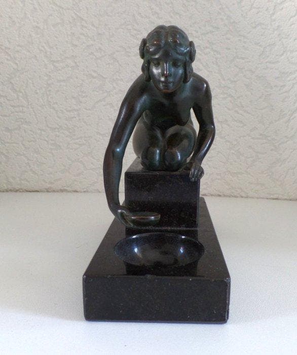 Art Deco Vrouw met kom - Sculpture, Frankrijk - 12.5 cm -, Antiek en Kunst, Kunst | Designobjecten