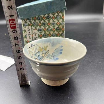 Tasse à thé japonaise par Akao Tz, peinte à la main, scène