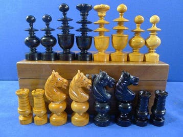 Jeu déchecs type Regence ( café de Paris ) cavaliers aux