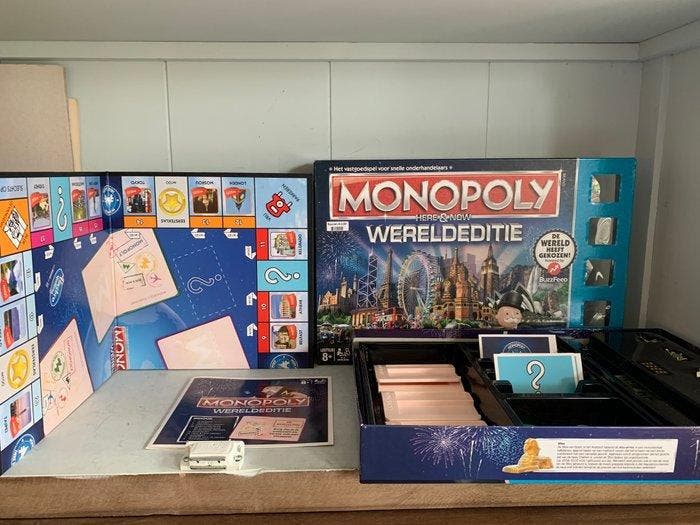 HASBRO - Monopoly Here & Now Wereldeditie Bordspel -, Antiek en Kunst, Antiek | Overige Antiek