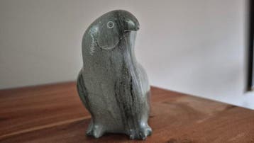 Spekstenen vogel beeldje - Anautaq Kiatainaq (geboren in, Antiek en Kunst