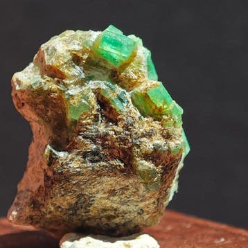 26,8 ct TOP giftgroene Smaragd Cluster op Matrix- 5.36 g
