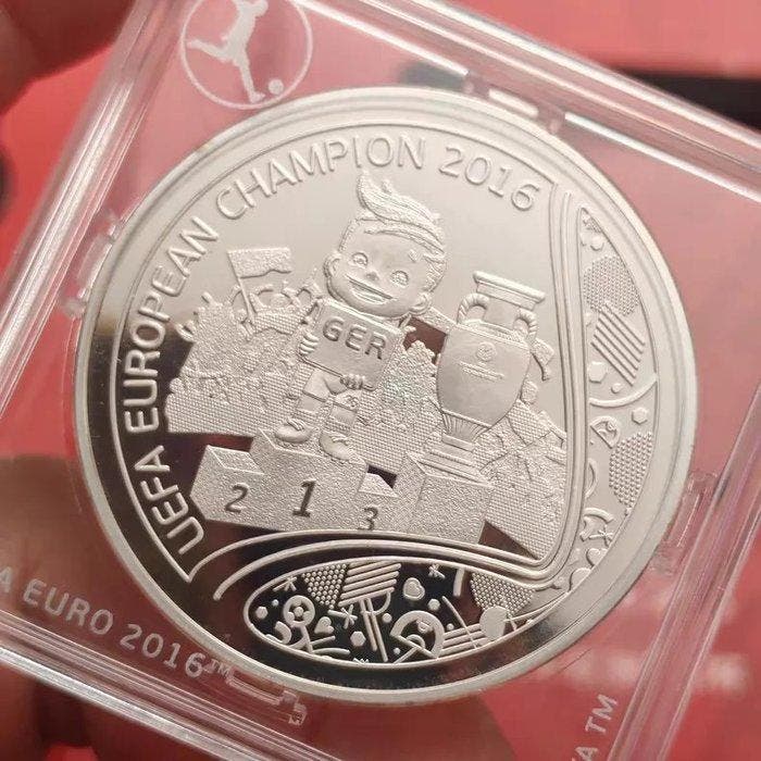 Insigne UEFA EUROPEAN CHAMPION 2016 - Frankrijk - 21e eeuw, Verzamelen, Overige Verzamelen
