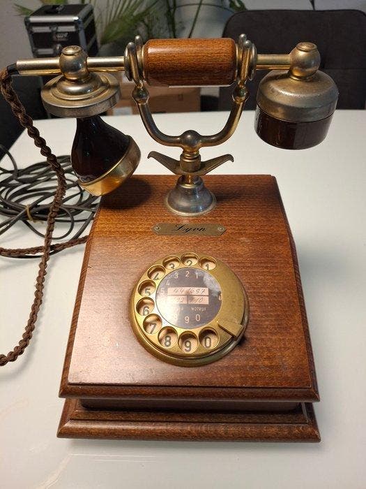 DFG / Deutsche Bundespost - Téléphone analogique - Lyon /, Antiquités & Art, Art | Objets design