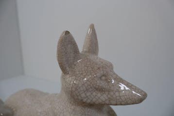 Beeld, Liggende herdershond - 24.5 cm - Aardewerk