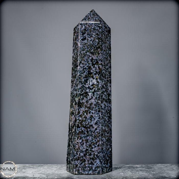 Melanit Gabbro Obelisk – sculpturaal luxestatement uit, Collections, Minéraux & Fossiles