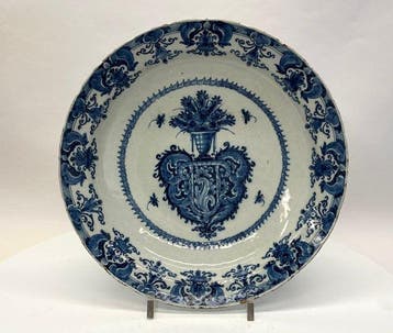 Delfts blauw – Groot bord met wapenschild en bloemmand – 18e