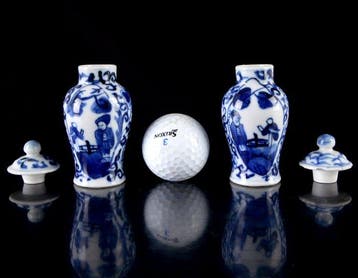 Een paar Chinese blauw-witte Figural miniatuurvazen met