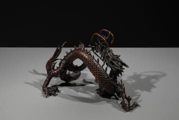 Brons - Een bronzen okimono van een opgerolde Ry-draak. -